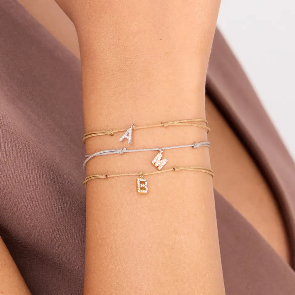 freundschaftsarmband_mit__2-1.webp Freundschaftsarmband mit Letter Charm, 14 Karat Weißgold mit Diamanten-LEAF Discount
