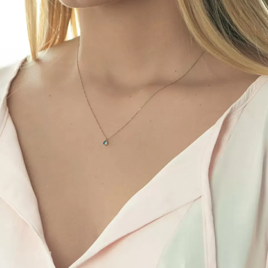 halskette_cabochon_blauer_3-2.webp Halskette Cabochon, Blauer Topas, 14 Karat Rosegold-LEAF Discount