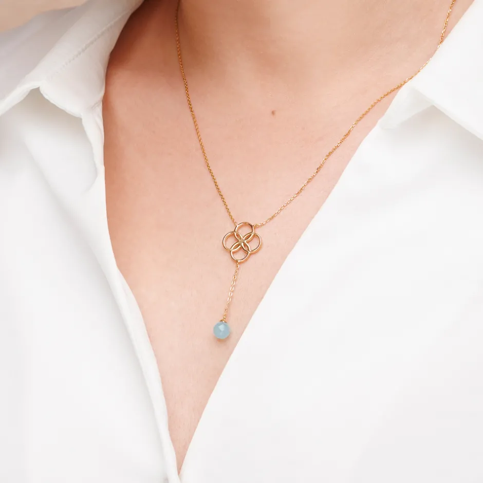 halskette_clover_charm_aq_2-1.webp Halskette Clover Charm, Aqua Chalzedon, 18 Karat Gelbgold vergoldet-LEAF Discount
