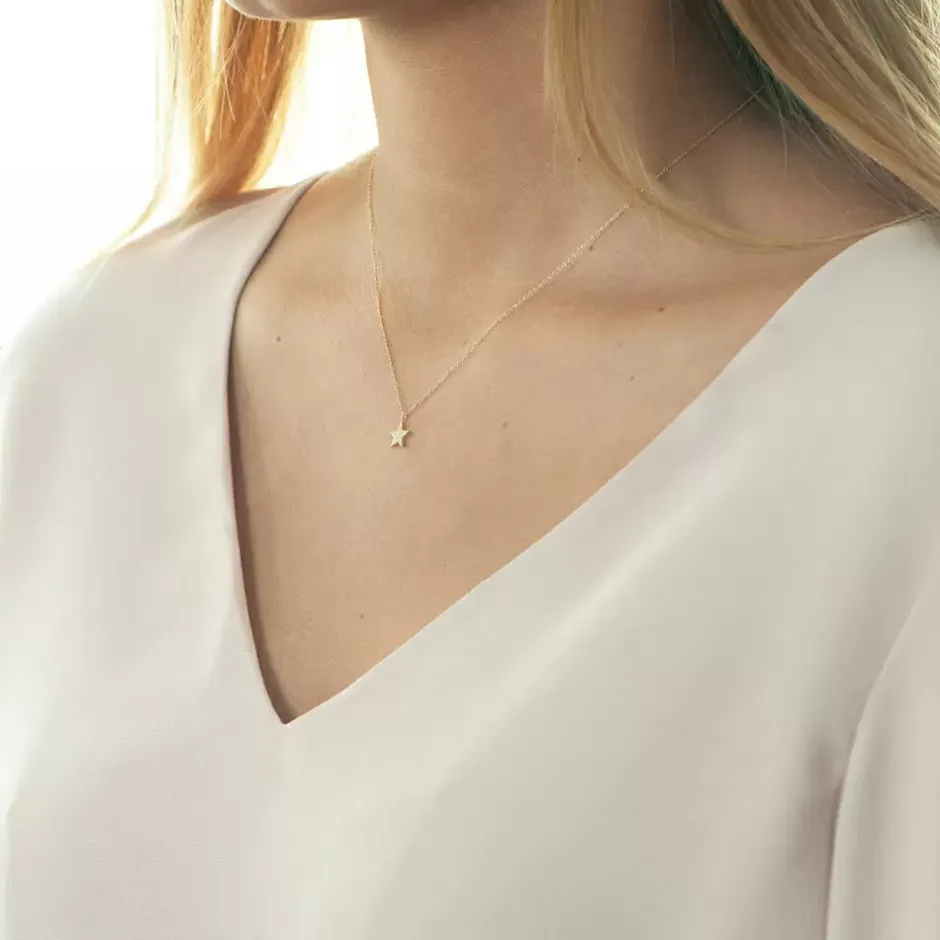 halskette_stern_mit_diama_2.webp Halskette Stern mit Diamanten, 18 Karat Gelbgold-LEAF Best