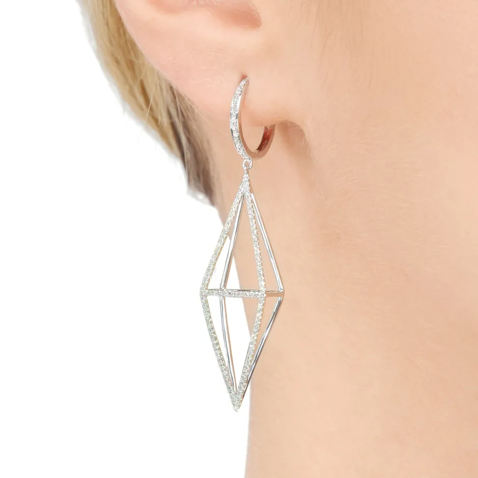 ohrringe_trapez_mit_diama_4-1.webp Ohrringe Trapez mit Diamanten, 18 Karat Rosegold-LEAF Best