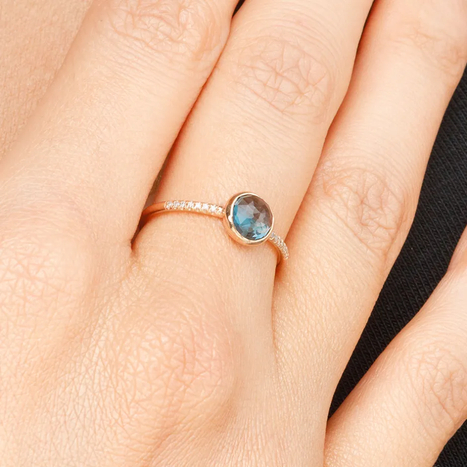 ring_blue_topas_mit_diama_2-1.webp Ring Blue Topas mit Diamanten, 14 Karat Rosegold-LEAF Discount