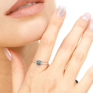 Ring Blue Topas mit Diamanten, 14 Karat Weißgold-LEAF Sale