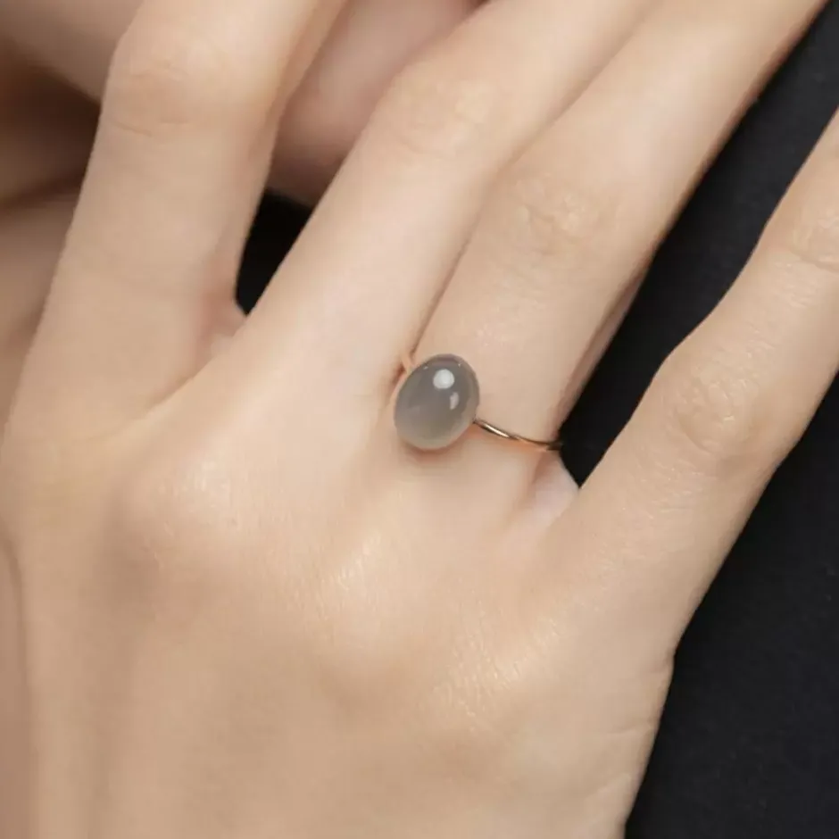 ring_cabochon_ii__karat_r_4-2.webp Ring Cabochon II, 14 Karat Rosegold, Grauer Mondstein-LEAF New