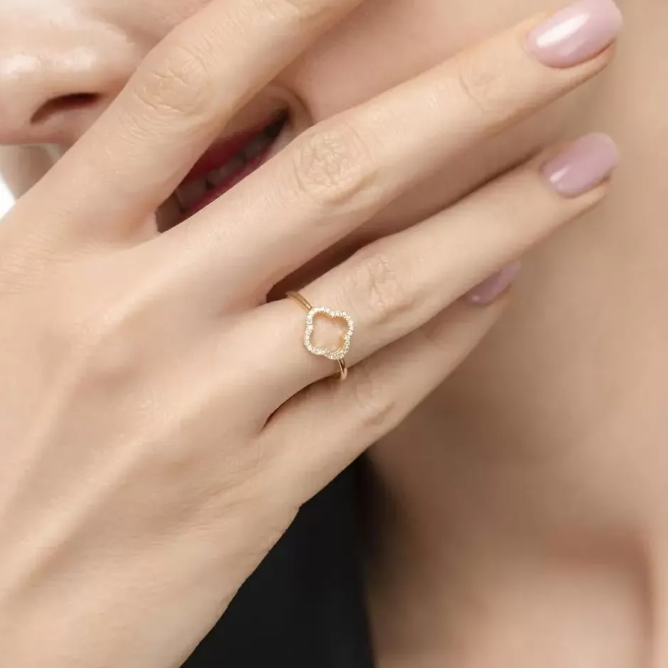 ring_kleeblatt_mit_diaman_2-2.webp Ring Kleeblatt mit Diamanten, 18 Karat Gelbgold-LEAF Hot