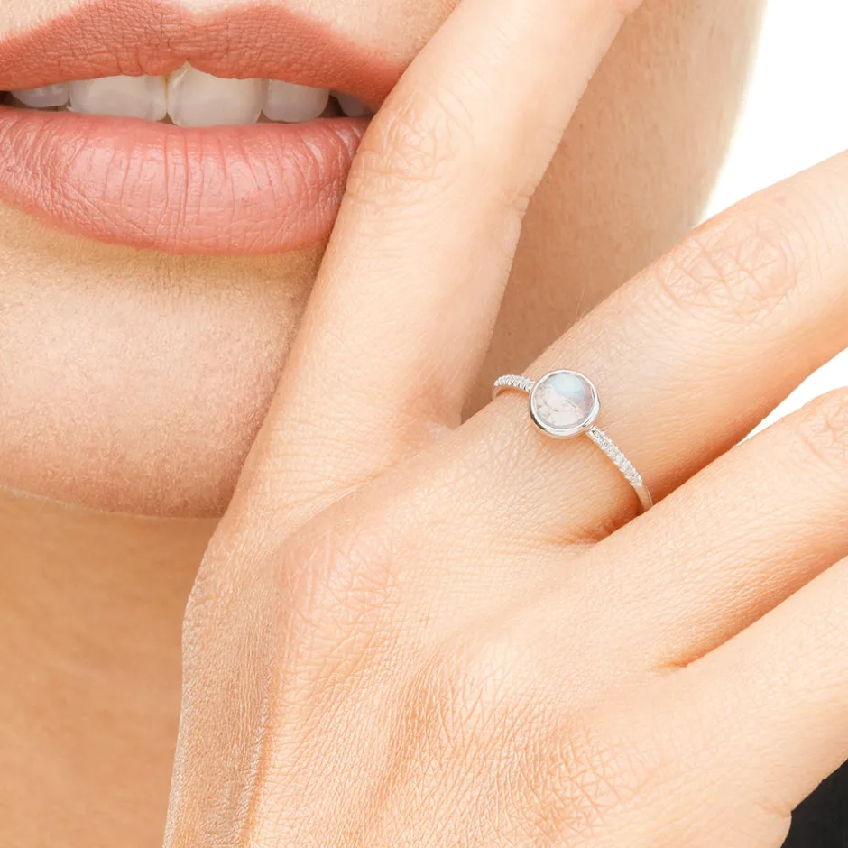 ring_labradorit_mit_diama_1.webp Ring Labradorit mit Diamanten, 14 Karat Weißgold-LEAF Online