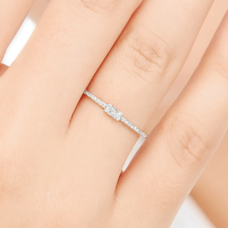 ring_mit_diamanten_tiny_b_1.webp Ring mit Diamanten, Tiny Baguette, 14 Karat Weißgold-LEAF Clearance