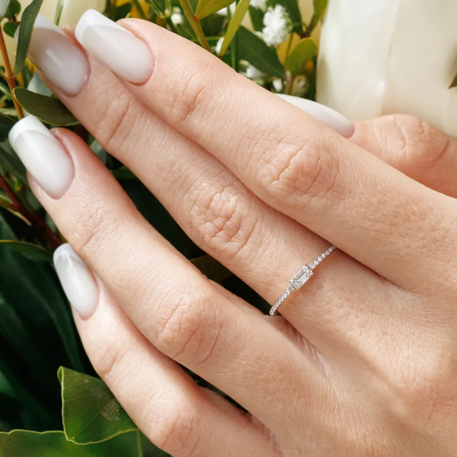ring_mit_diamanten_tiny_b_5.webp Ring mit Diamanten, Tiny Baguette, 14 Karat Weißgold-LEAF Clearance