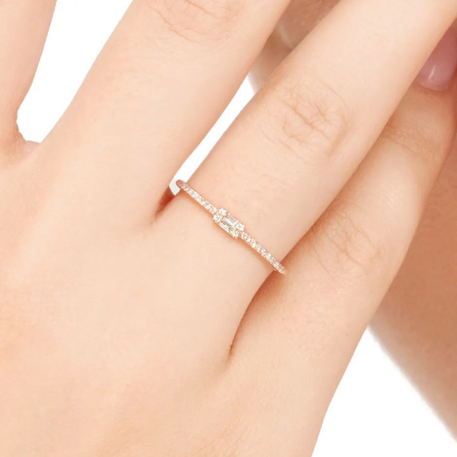 verlobungsring_mit_diaman_1-2.webp Verlobungsring mit Diamanten, Tiny Baguette, 14 Karat Rosegold-LEAF Clearance