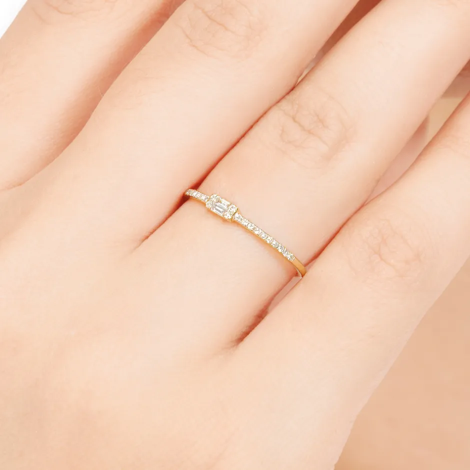 verlobungsring_mit_diaman_2-1.webp Verlobungsring mit Diamanten, Tiny Baguette, 14 Karat Gelbgold-LEAF Fashion