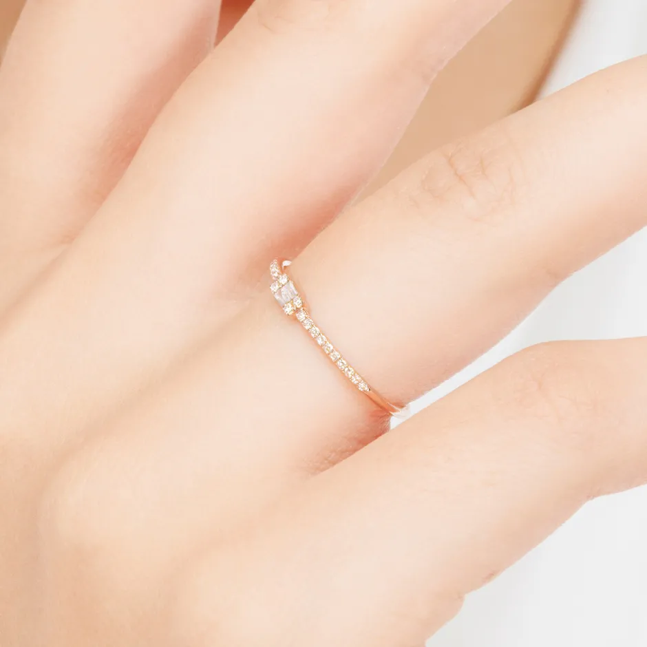 verlobungsring_mit_diaman_2-2.webp Verlobungsring mit Diamanten, Tiny Baguette, 14 Karat Rosegold-LEAF Clearance