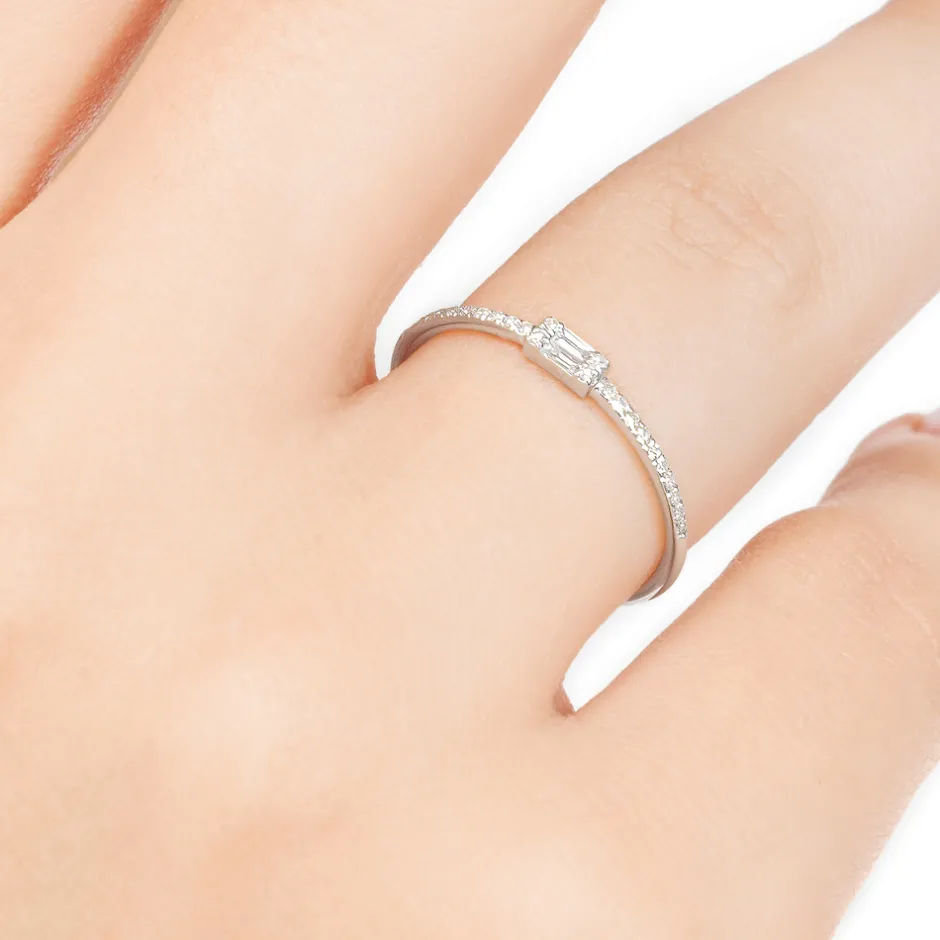 verlobungsring_mit_diaman_2.webp Verlobungsring mit Diamanten, Tiny Baguette, 14 Karat Weißgold-LEAF Sale